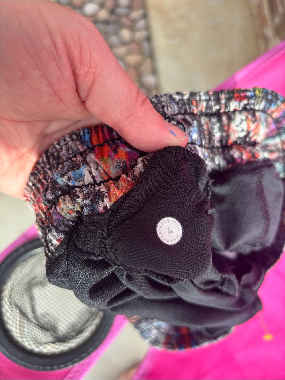 Lululemon Hotty hot vitalize abstract shorts! Size 4 - Picture 7 of 7